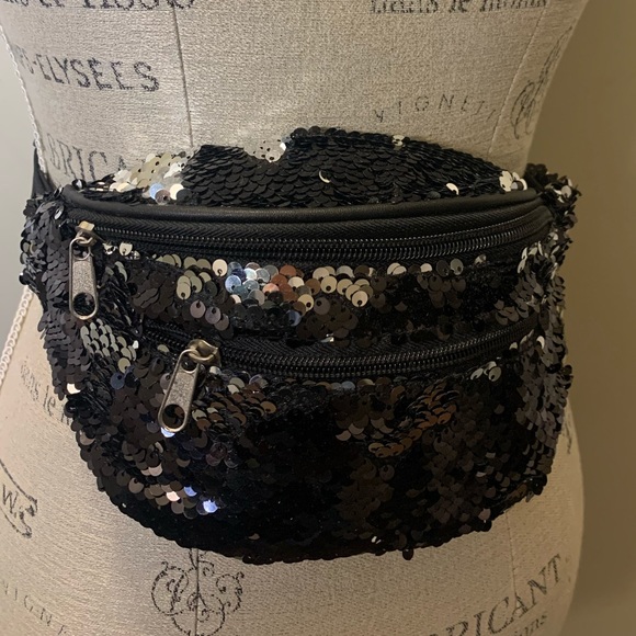 ✨NWOT✨ Large Sequence Fashionable Fanny Pack - Picture 15 of 15